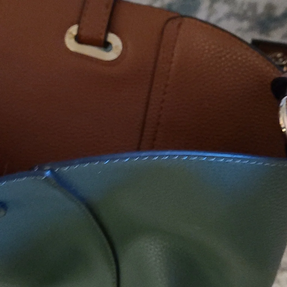 New condition vegan totes with attached coin purses and addtl matching bags - Picture 10 of 14